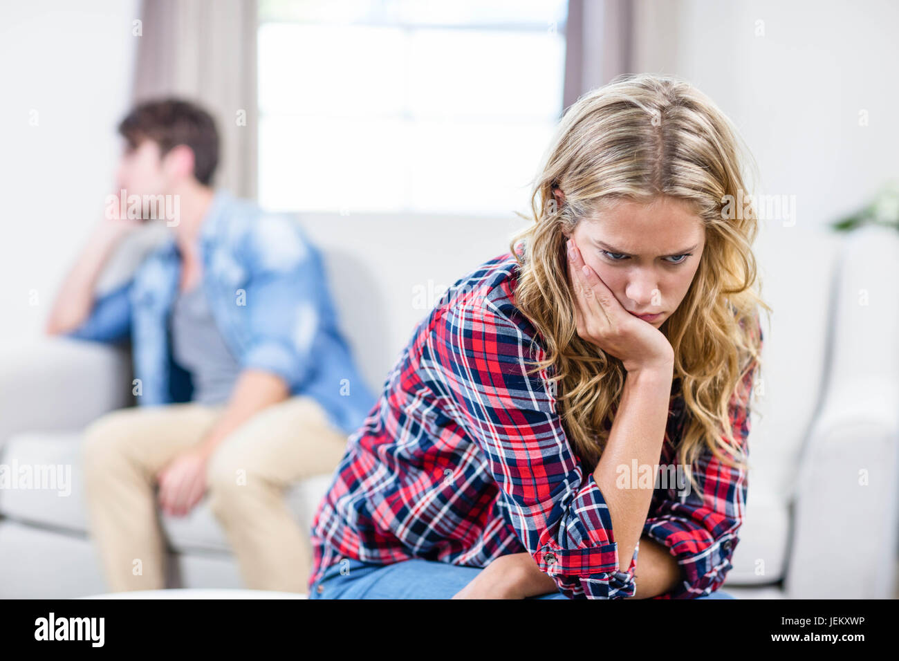 Verärgert schmollend ihr Freund Freundin Stockfoto