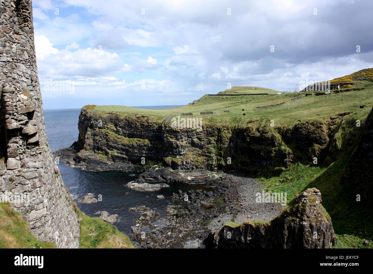 Die Küste von Antrim in der Nähe von Dunluce Castle, Ulster Stockfoto