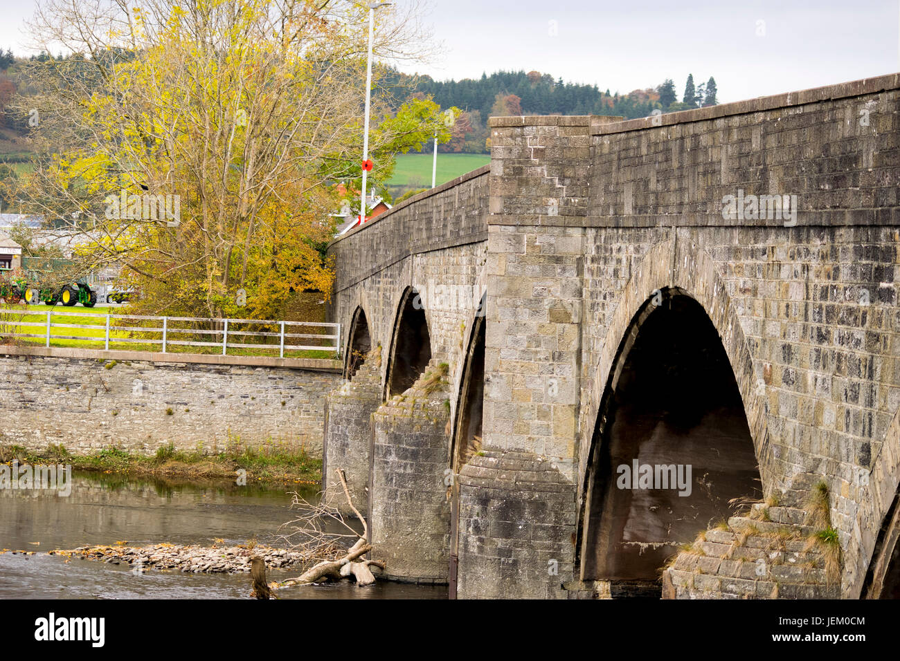 Der Stein Builth Wells Eintrag Brücke in das malerische Städtchen. Stockfoto