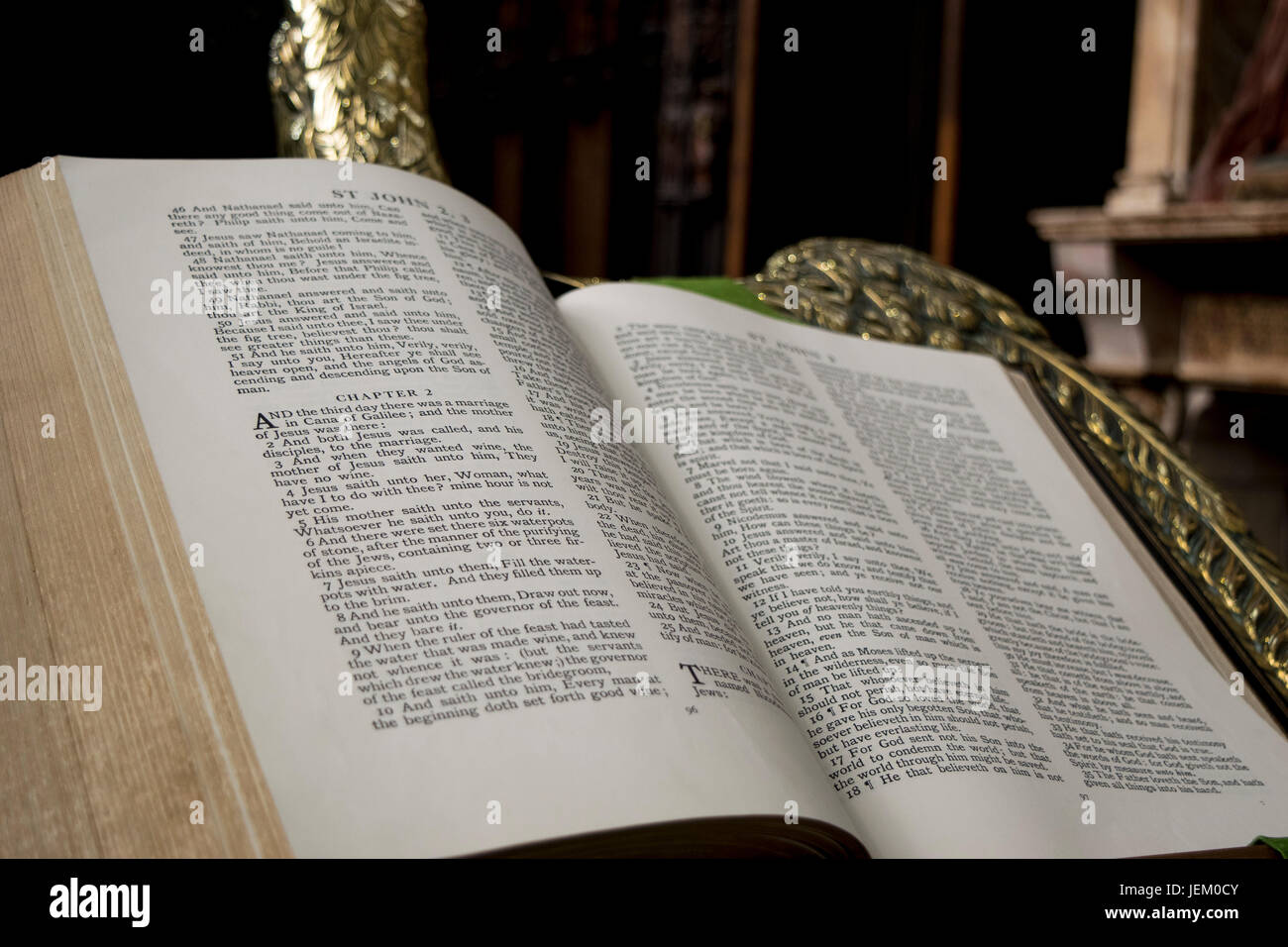 Ein religiöser Text auf einem goldenen Adler Kopf Podium Buchständer, mit Blick auf Unmengen an Sitzgelegenheiten. Stockfoto