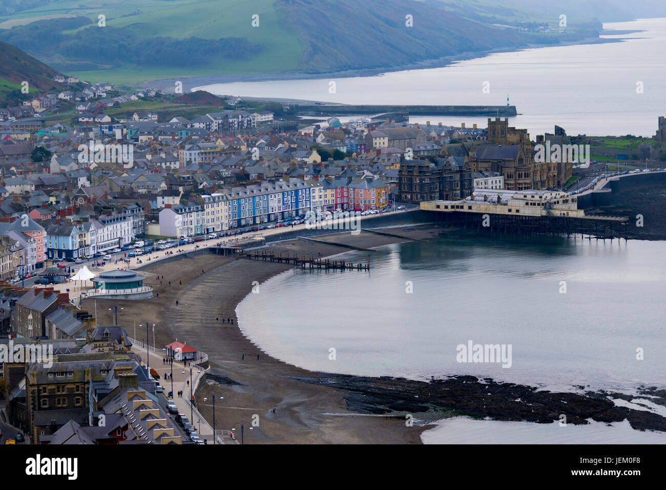 Blick auf bunte Häuserzeile in Aberystwyth, Wales. Stockfoto