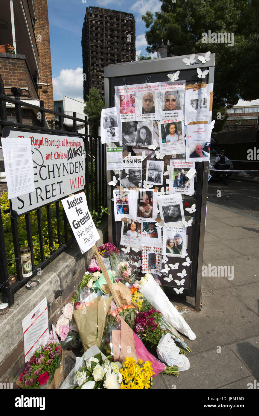 Menschen verlassen Hommagen an einer Wand aus Anteilnahme für die Opfer starb Grenfell Turm, das 27-geschossige Hochhaus Feuer in West London, England, UK Stockfoto
