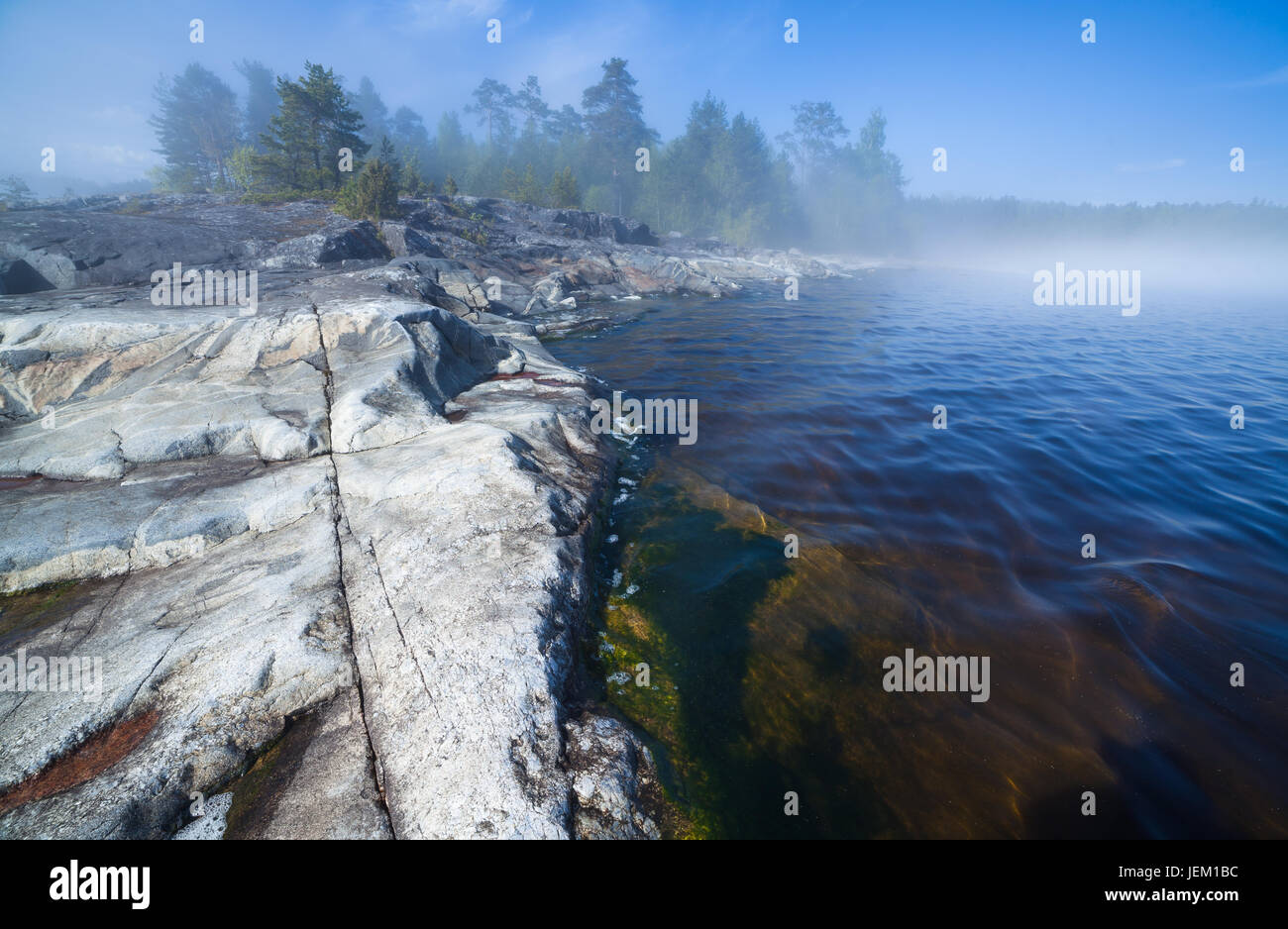 Felsige Ufer des Ladogasees Stockfoto