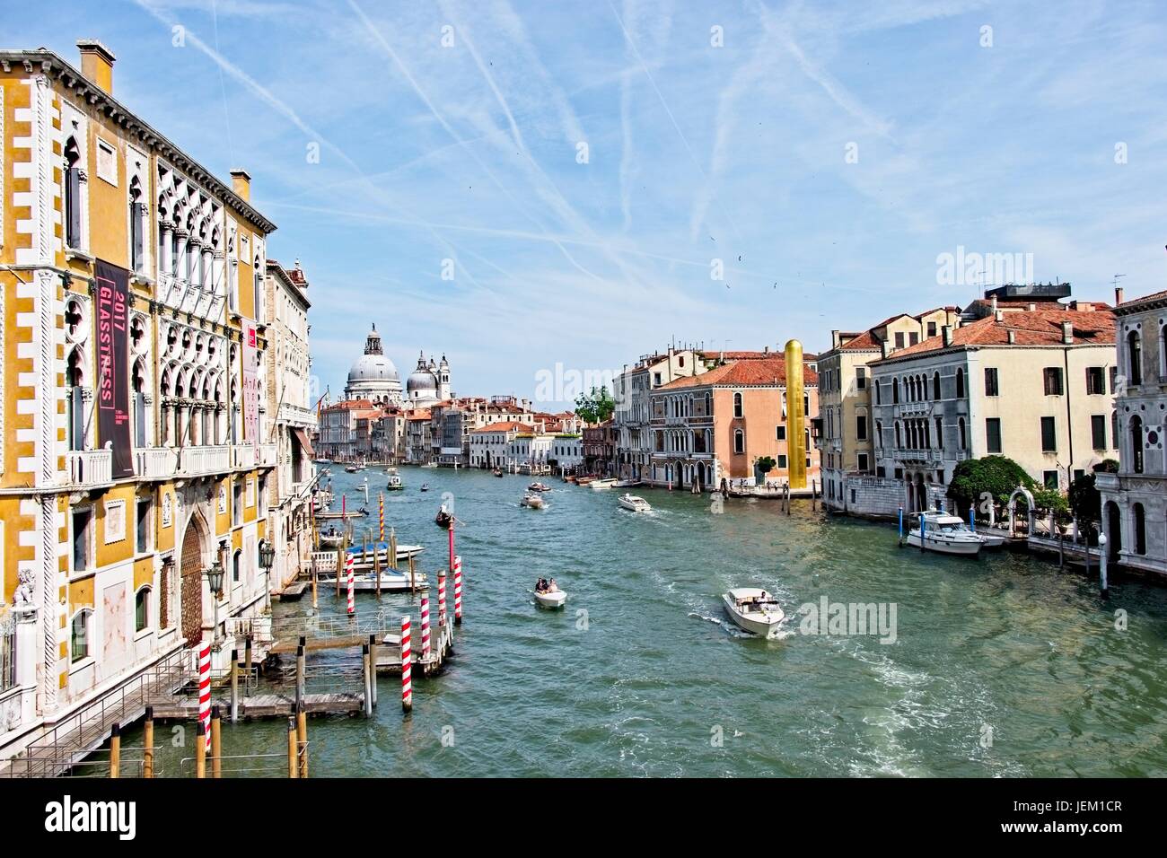 Venezia, Veneto, Italien. Blick vom Ponte dell ' Accademia, sichtbar auf der linken Seite der historische Palazzo Cavalli-Fracchetti oder Palazzo Fracchetti, erbaut im XV Stockfoto