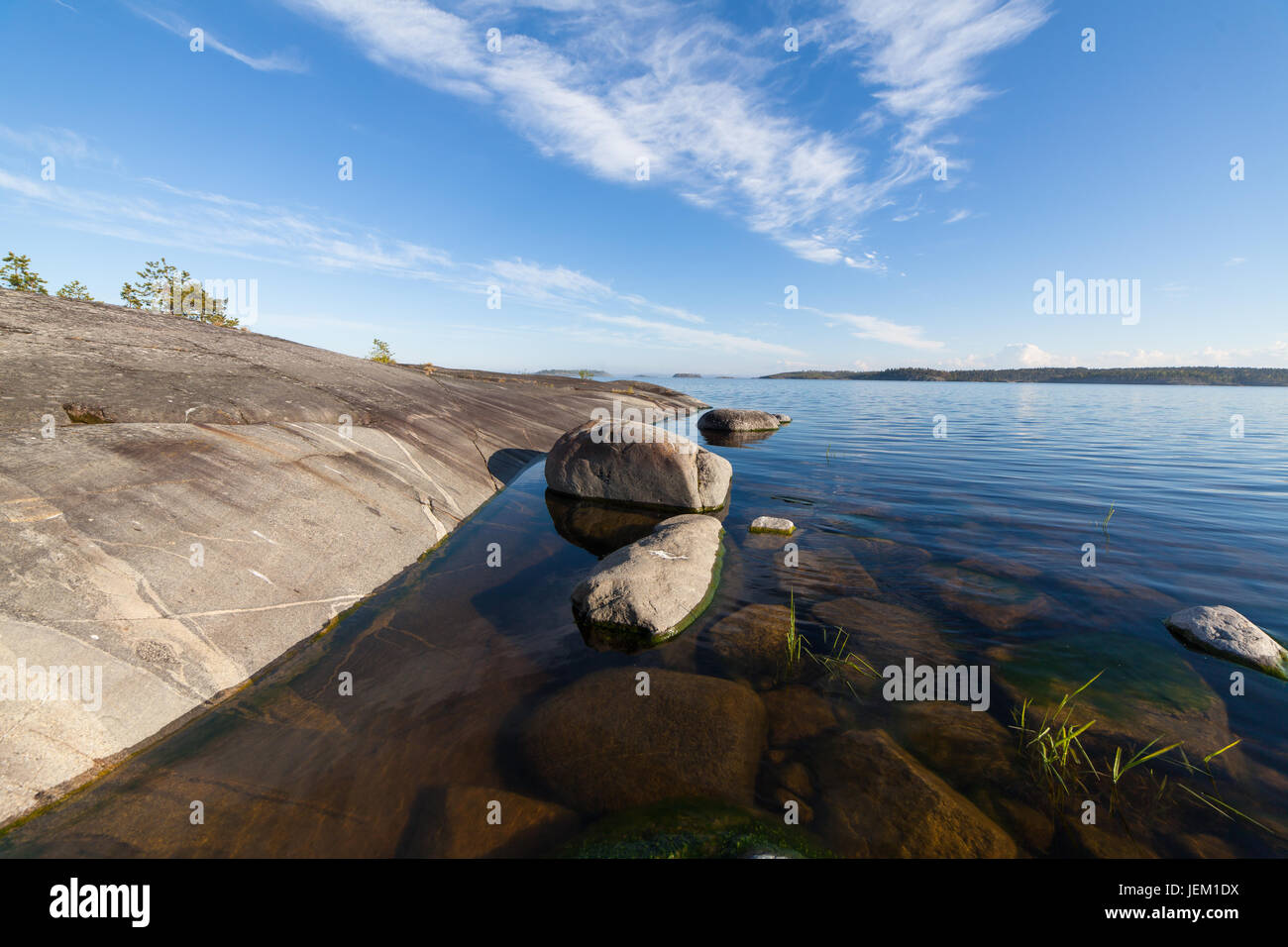 Felsbrocken am Ufer des Ladoga-Sees Stockfoto
