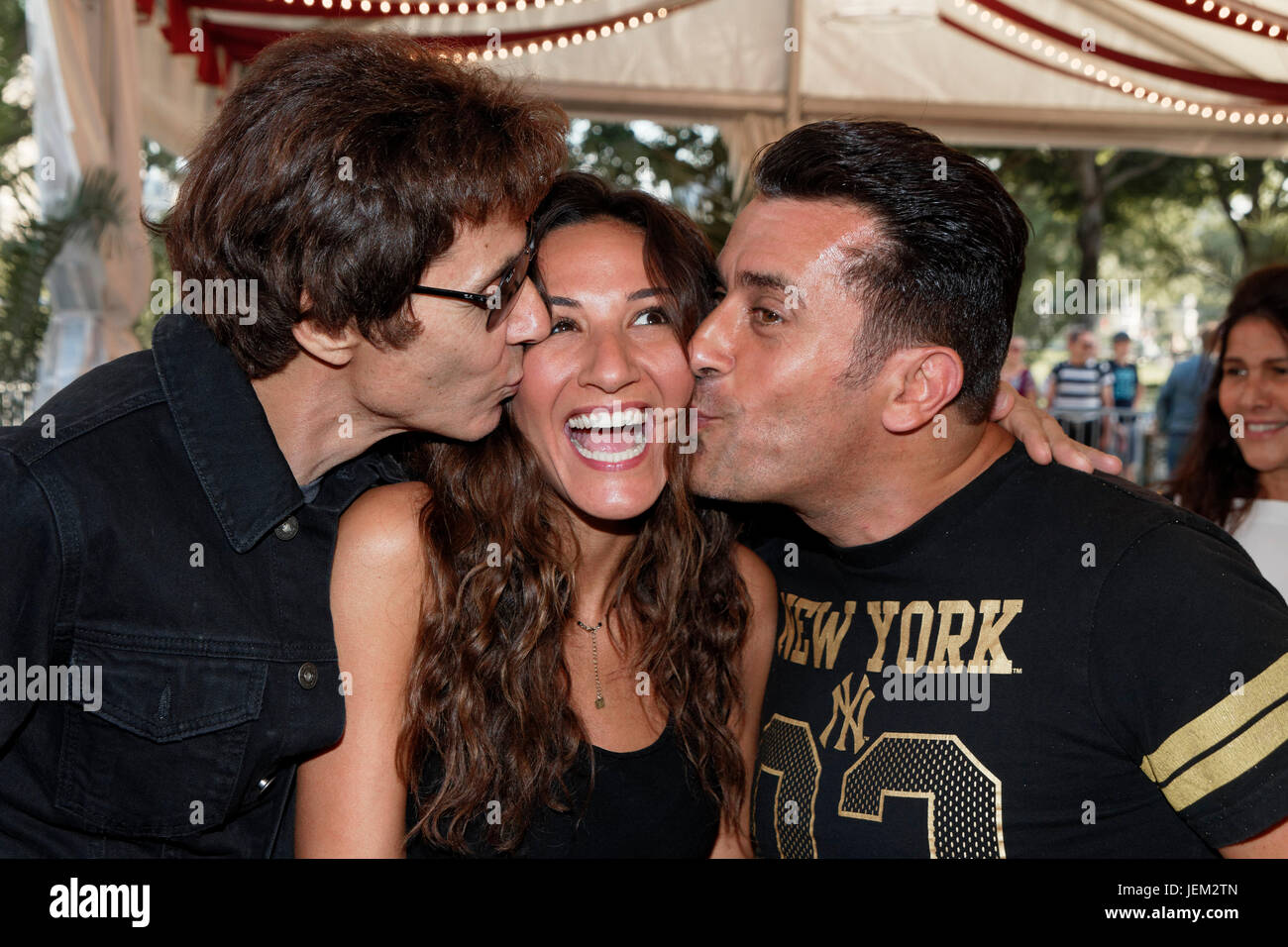 Paris Frankreich 23 Juni 2017 Jean Luc Lahaye Seine Tochter Margaux Lahaye Und Albert Kassabi Bebert Aus Forbans Besuchen 2017 Fete Des Tuileries Stockfotografie Alamy