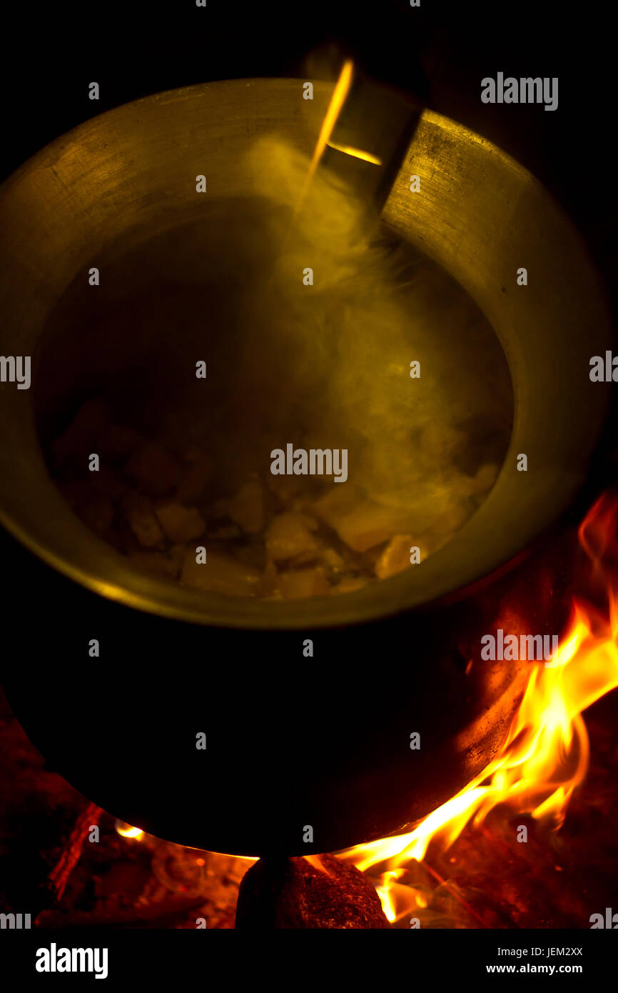 Kochende Suppe Camping im Dschungel. Stockfoto