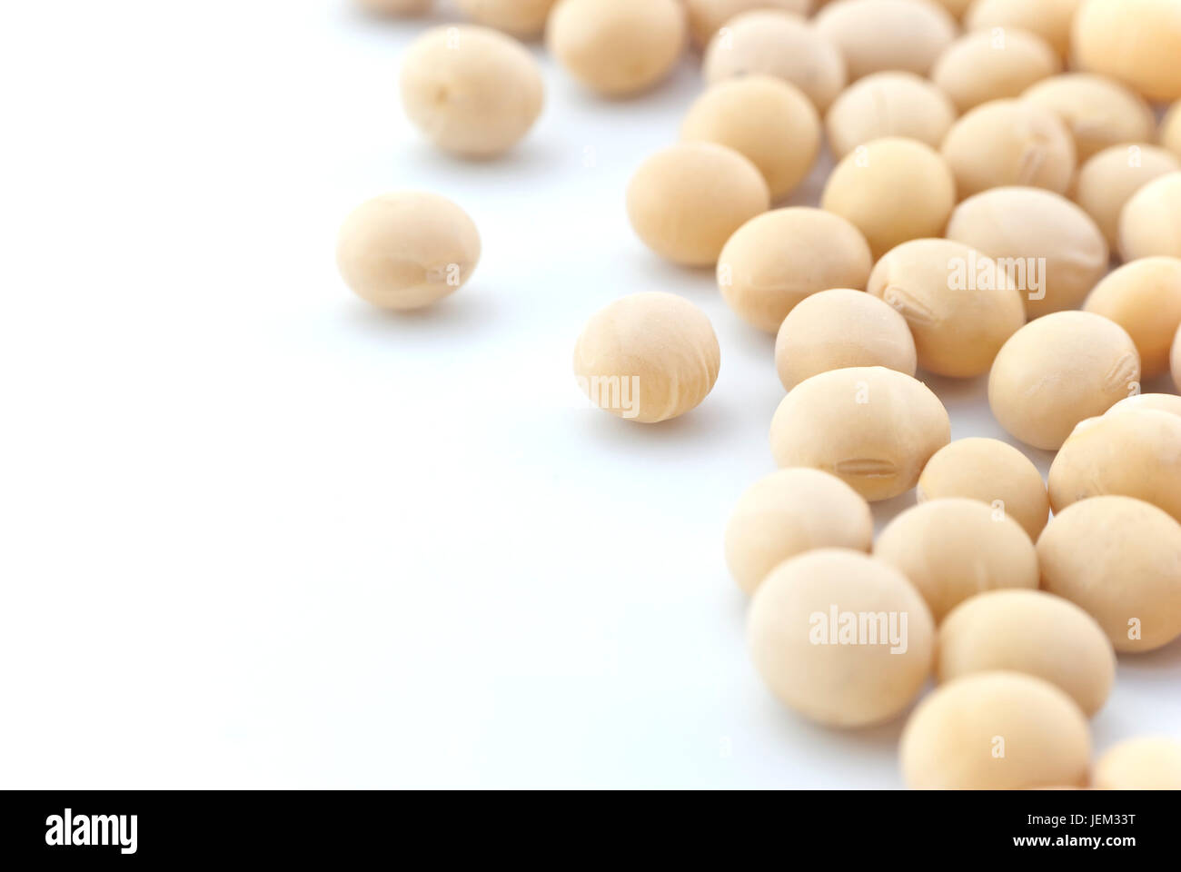 Makro (Nahaufnahme) von Sojabohnen verstreut auf rechten Seite des Rahmens mit weißen textfreiraum auf der linken Seite. Stockfoto