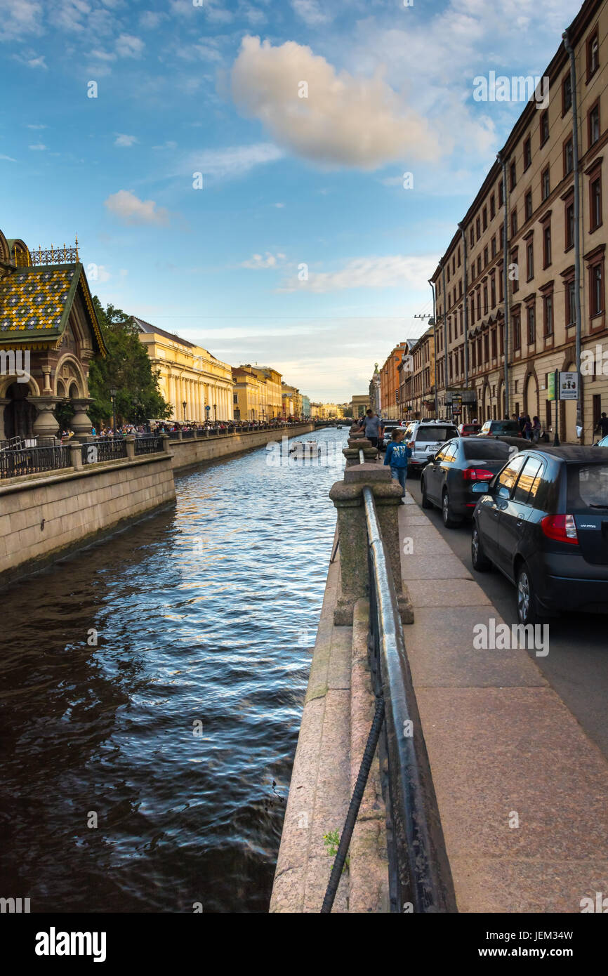 ST. PETERSBURG, Russland - 11. Juli 2016: Der malerische Promenade mit schweren Bootsverkehr, St. Petersburg, Russland Stockfoto