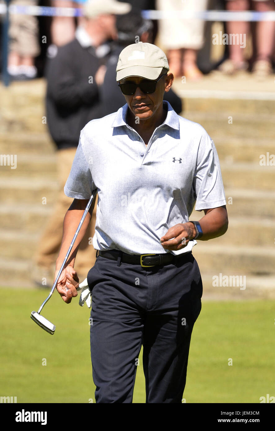 Ehemalige US-Präsident Barack Obama (hellblaues Hemd) spielen eine Runde Golf auf dem Old Course in St. Andrews auf der Küste von Fife in Schottland.  Mitwirkende: Barack Obama wo: Schottland, Vereinigtes Königreich bei: 26. Mai 2017 Stockfoto