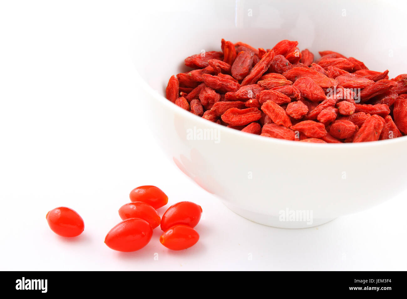 Zusammensetzung der getrockneten Goji-Beeren in eine kleine Schüssel weiß Stockfoto
