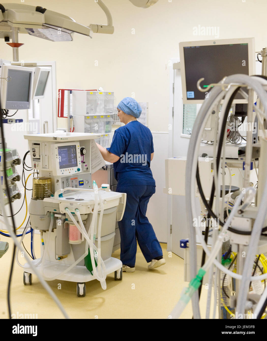Vor einer Krankenhaus-OP-Sitzung eine ODP-Anästhesie-Praktiker bereitet und prüft Funktionsfähigkeit eine jede Ausrüstung, die verwendet werden kann. Stockfoto