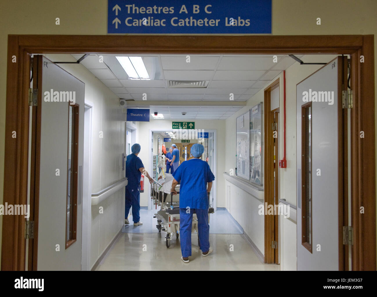 Ein Patient wird für eine kardiale Operation in einem Krankenhaus Suite in Betrieb genommen. Stockfoto