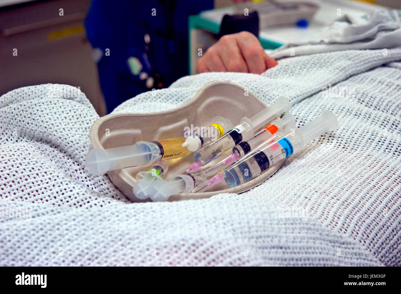 Tablett mit Anästhetika verabreicht wird, um einen Patienten zu einer CABG (kardiale Artery Bypass Graft) operiert werden. Stockfoto