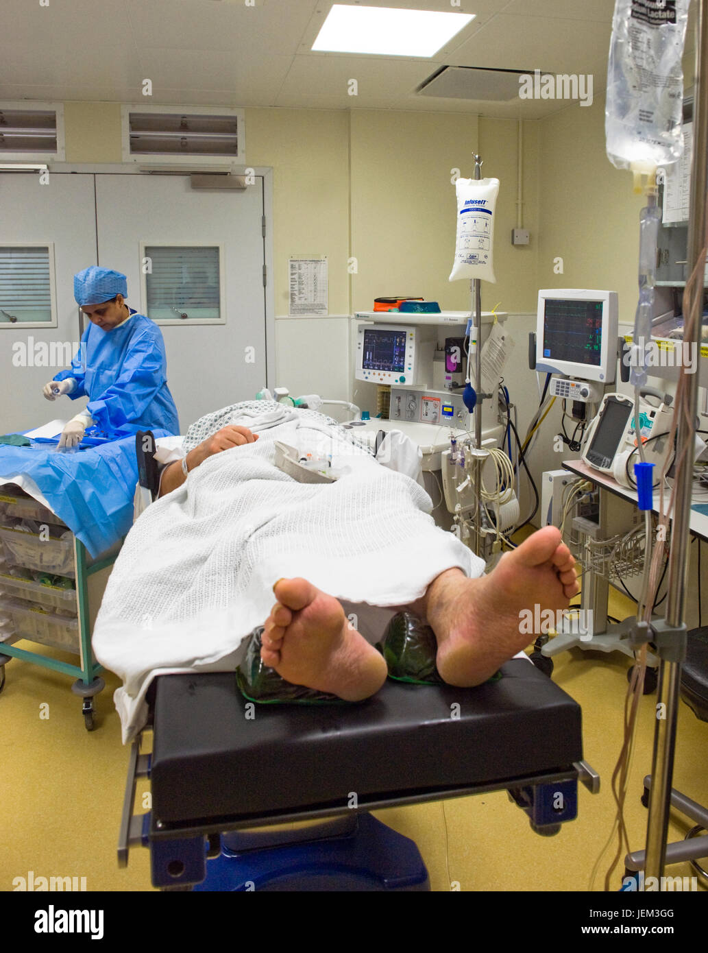 Ein Patient liegt auf einem Wagen in Narkose Vorzimmer des Krankenhaus-OP-Saal. Stockfoto