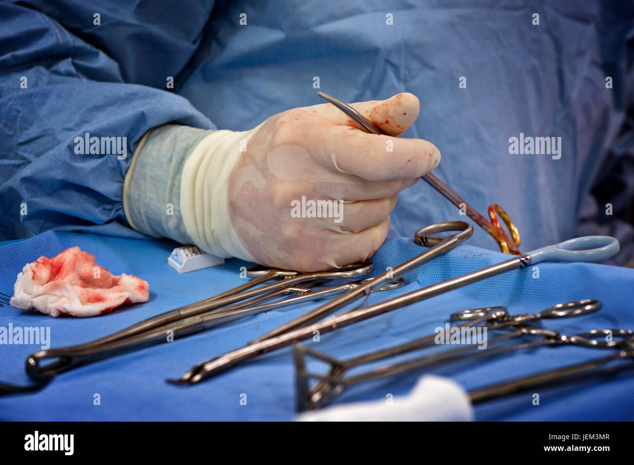Chirurgischen operativen Abteilung Praktiker sind die wichtigsten OP-Assistenz und behandeln alle chirurgischen Instrumente während eines Eingriffs. Stockfoto