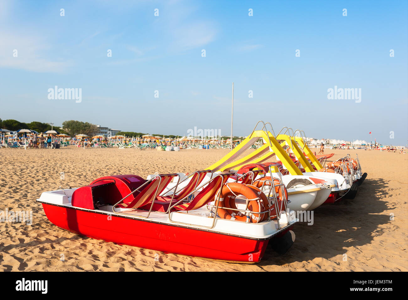 Bunte Reihe von Pedalo geparkt am Strand Stockfoto