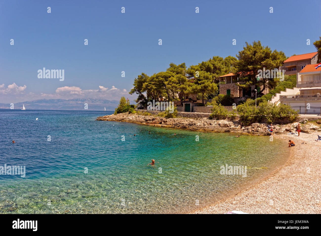 Der Strand in Stomorska auf der Adria Insel Solta in Kroatien. Stockfoto