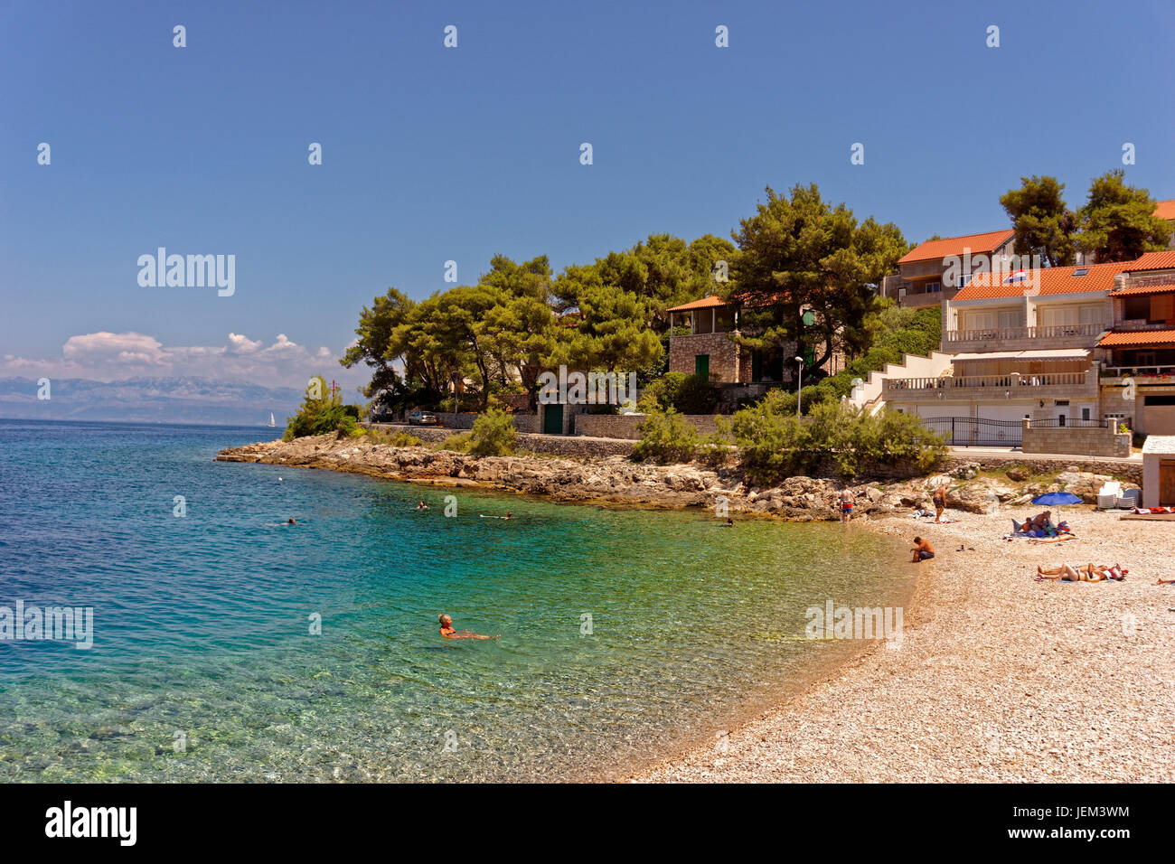 Der Strand in Stomorska auf der Adria Insel Solta in Kroatien. Stockfoto