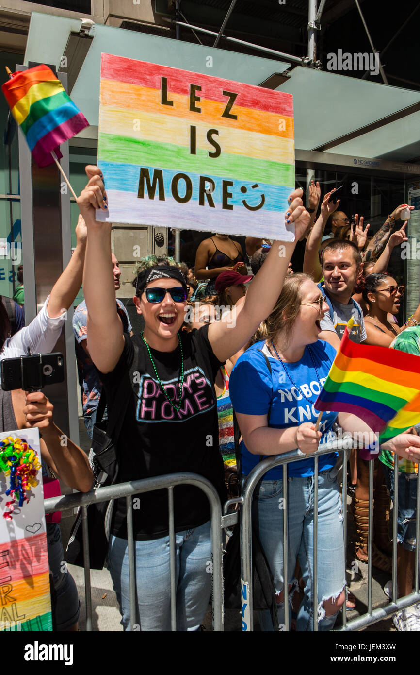 New York, NY - 25. Juni 2017. New York City Erbe des Stolzes gefüllt März Fifth Avenue stundenlang mit Gruppen aus der LGBT-Gemeinschaft und der unterstützten Stockfoto