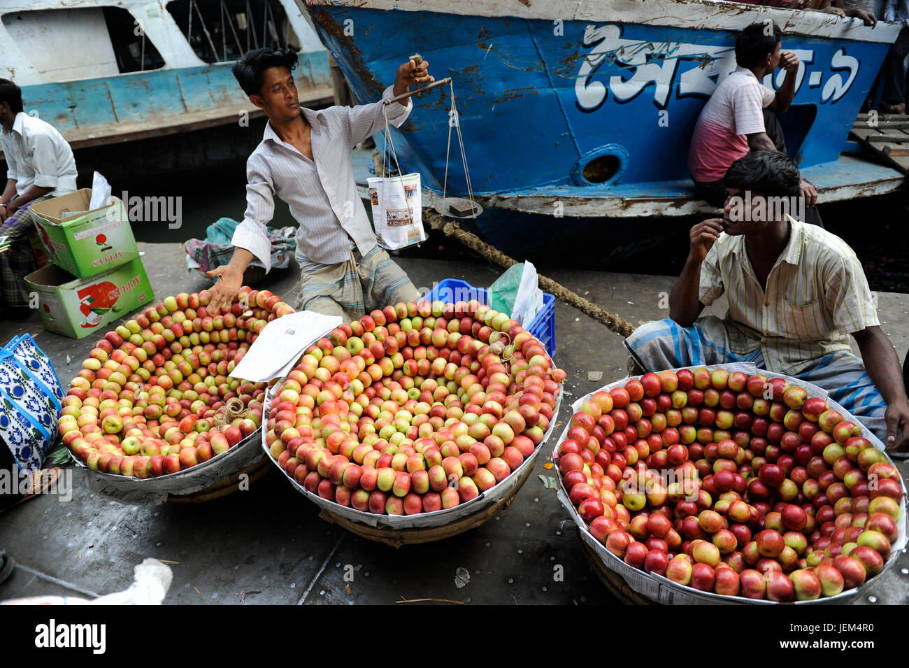 Bangladesch Dhaka, Fähre Schiff terminal Sadarghat am Fluss Buriganga Straßenhändler verkaufen chinesische Äpfel / BANGLADESCH Dhaka, Faehrschiff Terminal Sadarghat am Buriganga Fluss, Strassenhaendler Verkaufen Deutsch-Aepfel Stockfoto