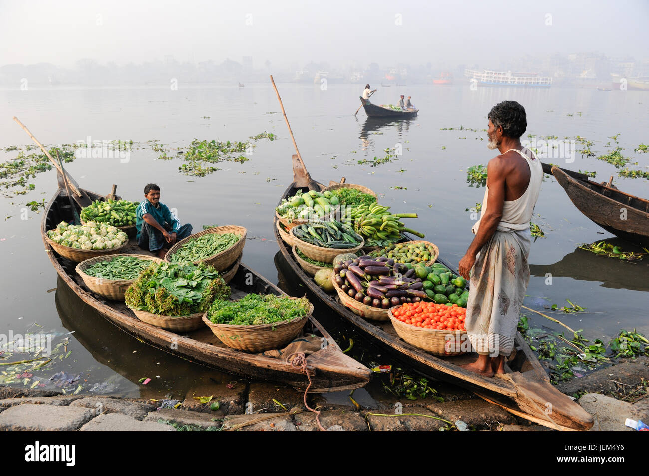 Bangladesch Dhaka, buriganga Fluss, Boote Transport frisches Gemüse aus dem Dorf in die Stadt/BANGLADESCH Dhaka, Boote auf dem Fluss Buriganga transportieren Gemuese Stockfoto