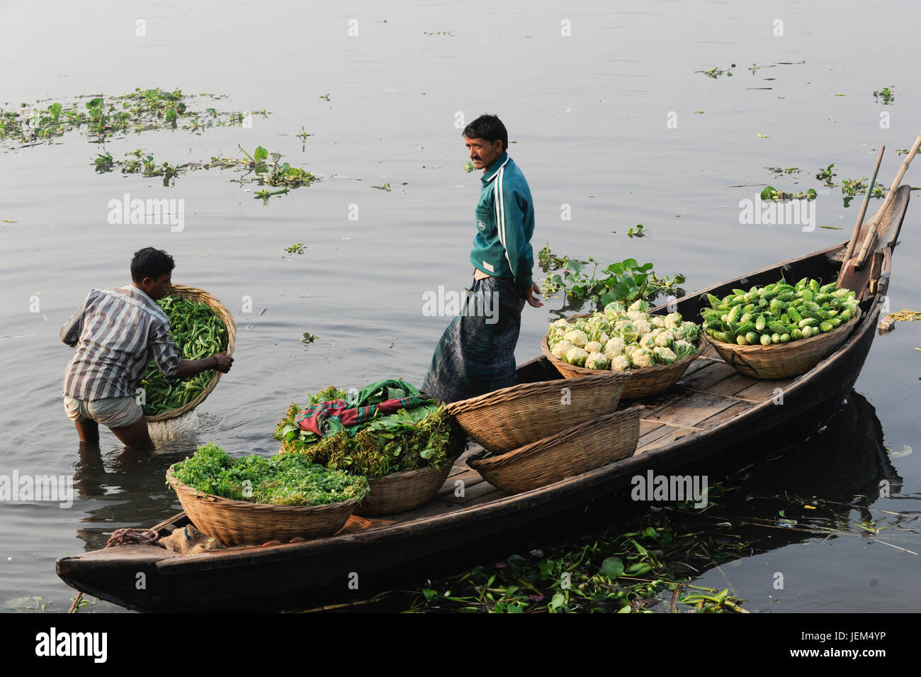 Bangladesch Dhaka, buriganga Fluss, Boote Transport frisches Gemüse aus dem Dorf in die Stadt/BANGLADESCH Dhaka, Boote auf dem Fluss Buriganga transportieren Gemuese Stockfoto