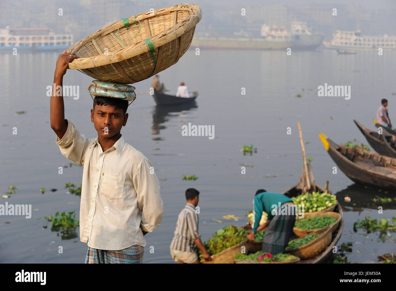 Bangladesch Dhaka, buriganga Fluss, Boote Transport frisches Gemüse aus dem Dorf in die Stadt/BANGLADESCH Dhaka, Boote auf dem Fluss Buriganga transportieren Gemuese Stockfoto