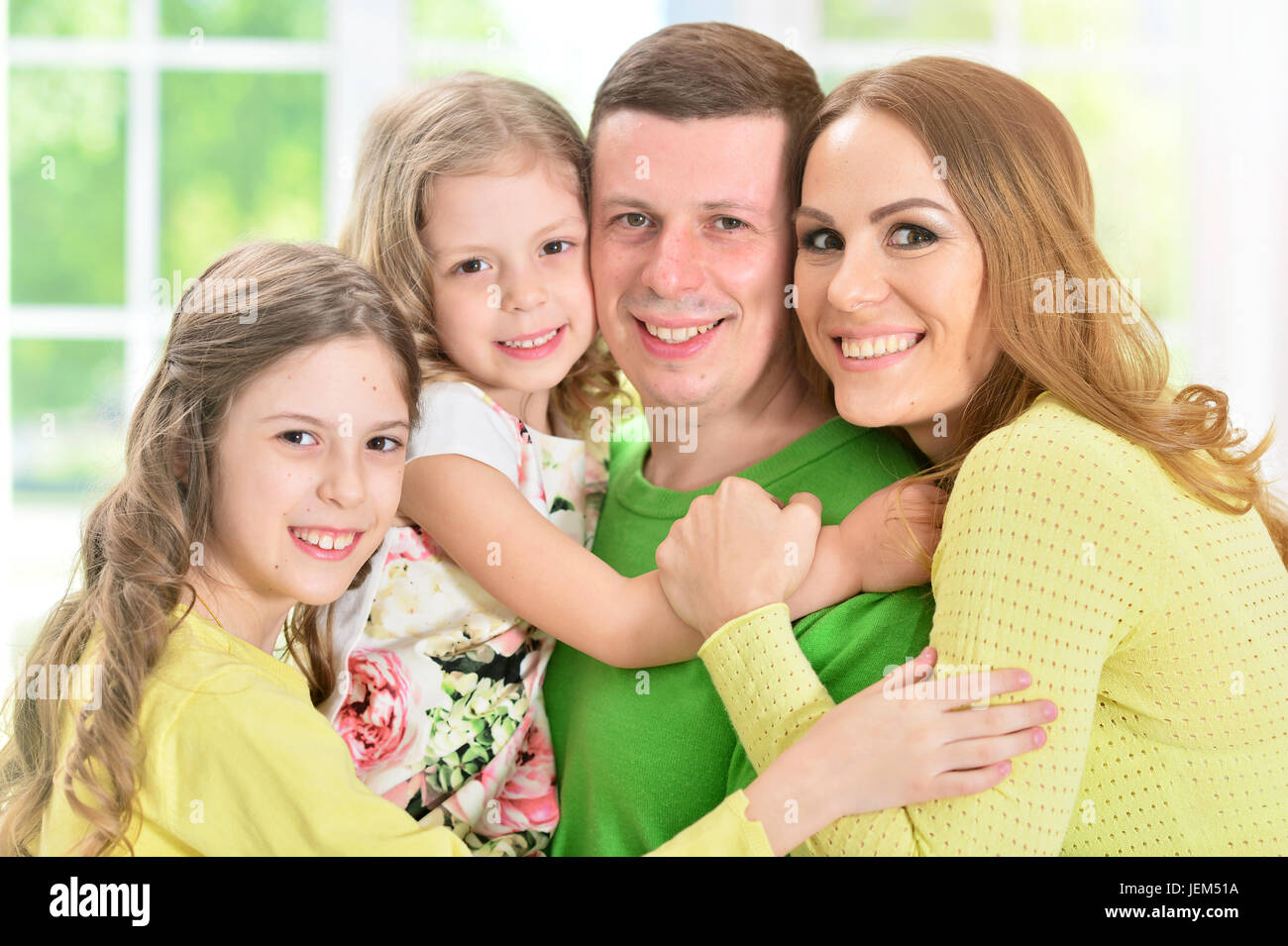 Glückliche Familie von vier ständigen Stockfoto