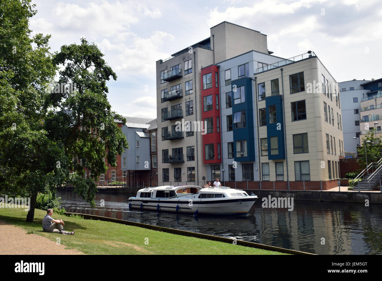 Neue Wohnsiedlungen am Ufer des Flusses Wensum, Norwich UK 2017. An Stelle des alten Colman-Fabrik. Reste der Stadtmauern im Vordergrund, Norwich UK 2017 Stockfoto
