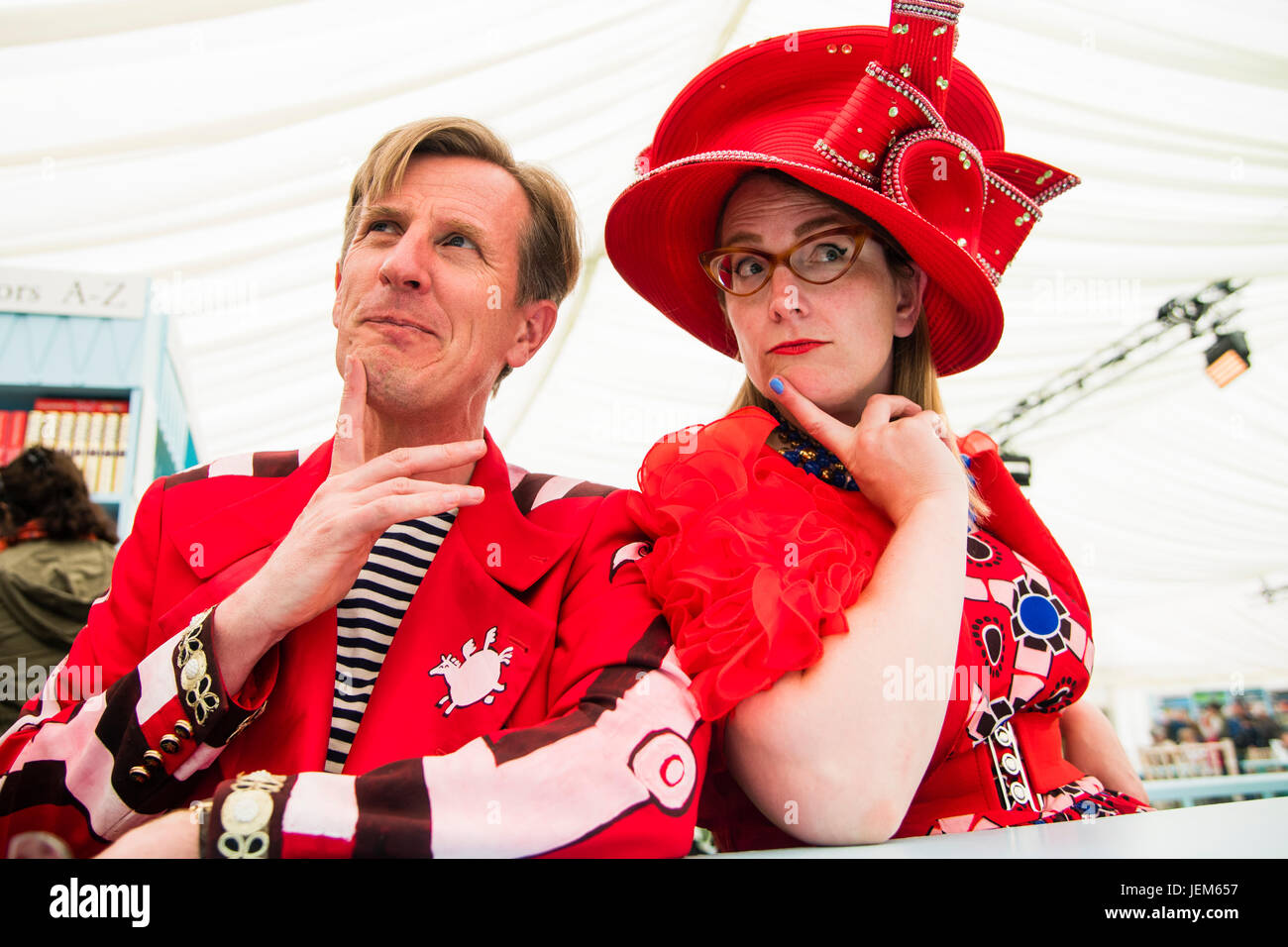 Sarah McIntyre und Philip Reeve, Schriftsteller und Illustrator für Kinderbücher, erscheinen auf der 2017 Hay Festival of Literature and the Arts Hay on Wye, Wales UK Stockfoto