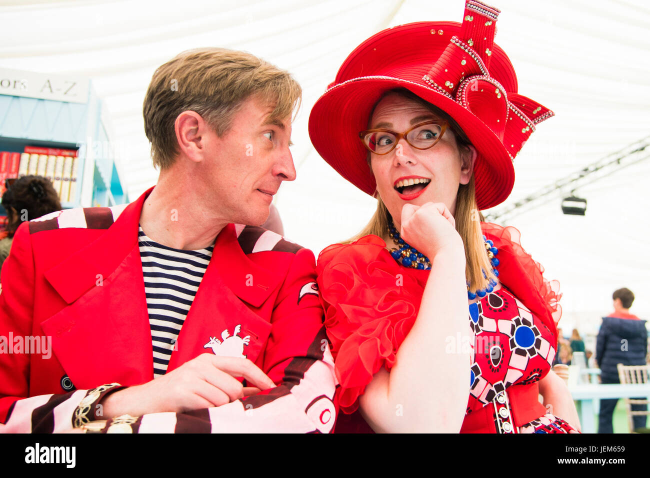 Sarah McIntyre und Philip Reeve, Schriftsteller und Illustrator für Kinderbücher, erscheinen auf der 2017 Hay Festival of Literature and the Arts Hay on Wye, Wales UK Stockfoto