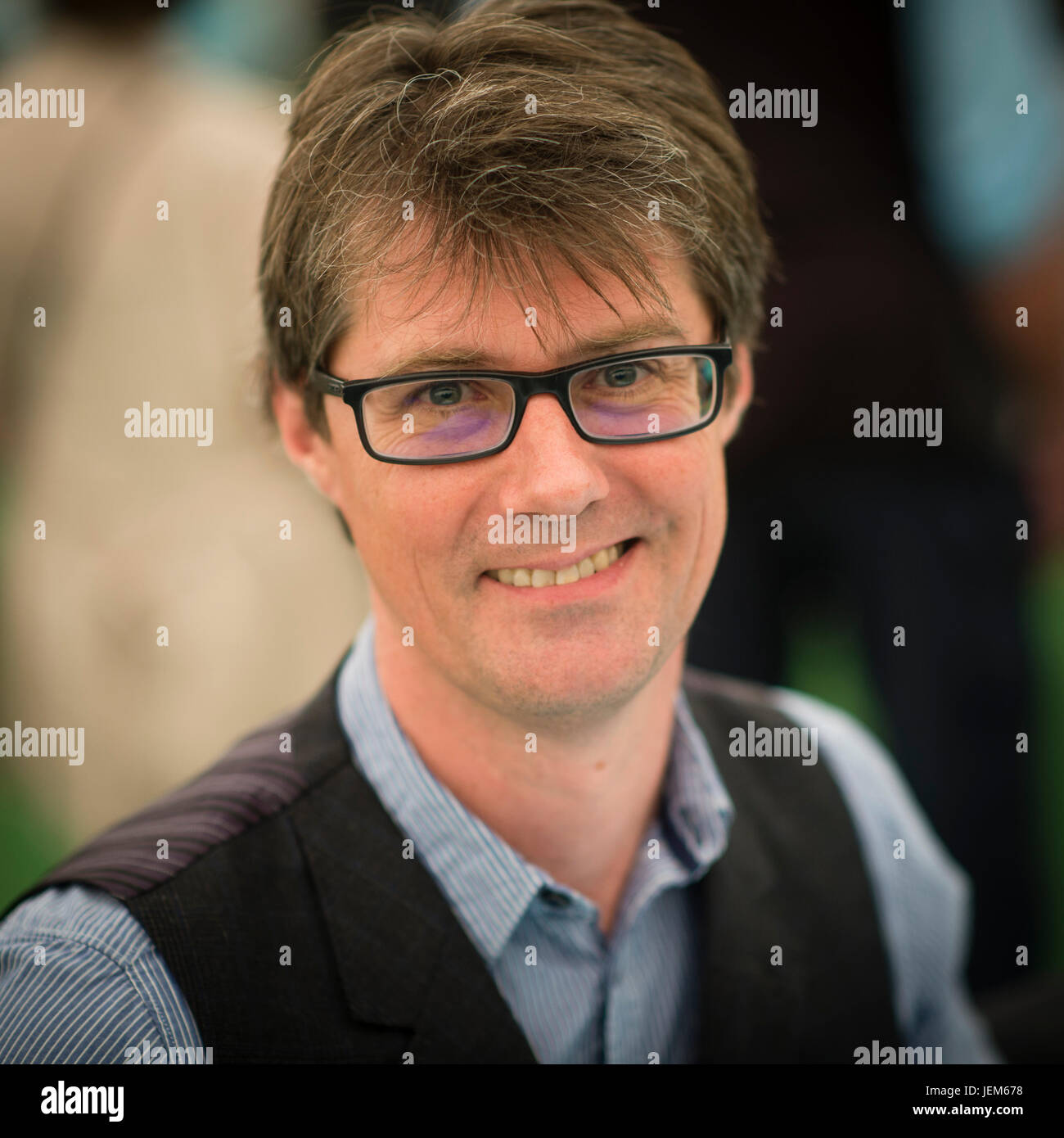 Mark Stevenson, Autor, Unternehmer, Redner und Zukunftsforscher, sowie ein ehemaliger semi-professionelle Musiker und Komiker. Autor von "wir Dinge anders machen: die Außenseiter Neustart unserer Welt".  Erscheinen auf dem 2017 Hay Festival der Literatur und Kunst, Hay on Wye, Wales UK Stockfoto