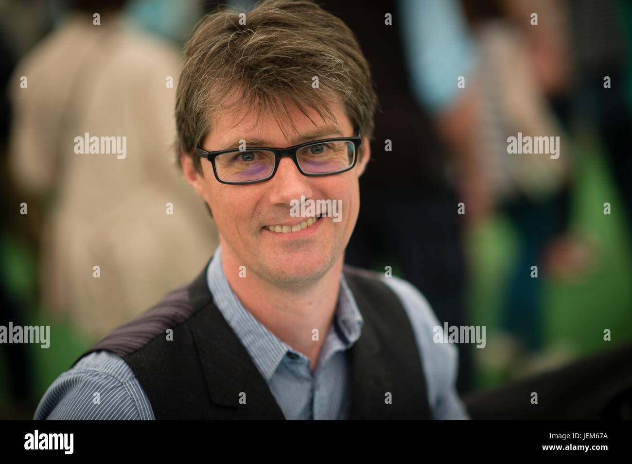Mark Stevenson, Autor, Unternehmer, Redner und Zukunftsforscher, sowie ein ehemaliger semi-professionelle Musiker und Komiker. Autor von "wir Dinge anders machen: die Außenseiter Neustart unserer Welt".  Erscheinen auf dem 2017 Hay Festival der Literatur und Kunst, Hay on Wye, Wales UK Stockfoto