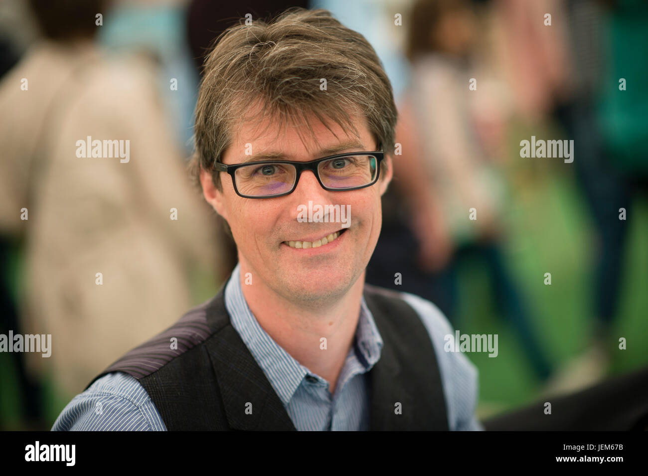 Mark Stevenson, Autor, Unternehmer, Redner und Zukunftsforscher, sowie ein ehemaliger semi-professionelle Musiker und Komiker. Autor von "wir Dinge anders machen: die Außenseiter Neustart unserer Welt".  Erscheinen auf dem 2017 Hay Festival der Literatur und Kunst, Hay on Wye, Wales UK Stockfoto
