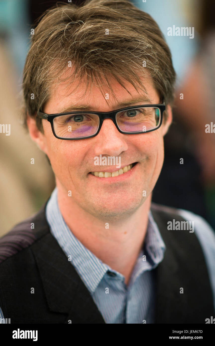 Mark Stevenson, Autor, Unternehmer, Redner und Zukunftsforscher, sowie ein ehemaliger semi-professionelle Musiker und Komiker. Autor von "wir Dinge anders machen: die Außenseiter Neustart unserer Welt".  Erscheinen auf dem 2017 Hay Festival der Literatur und Kunst, Hay on Wye, Wales UK Stockfoto
