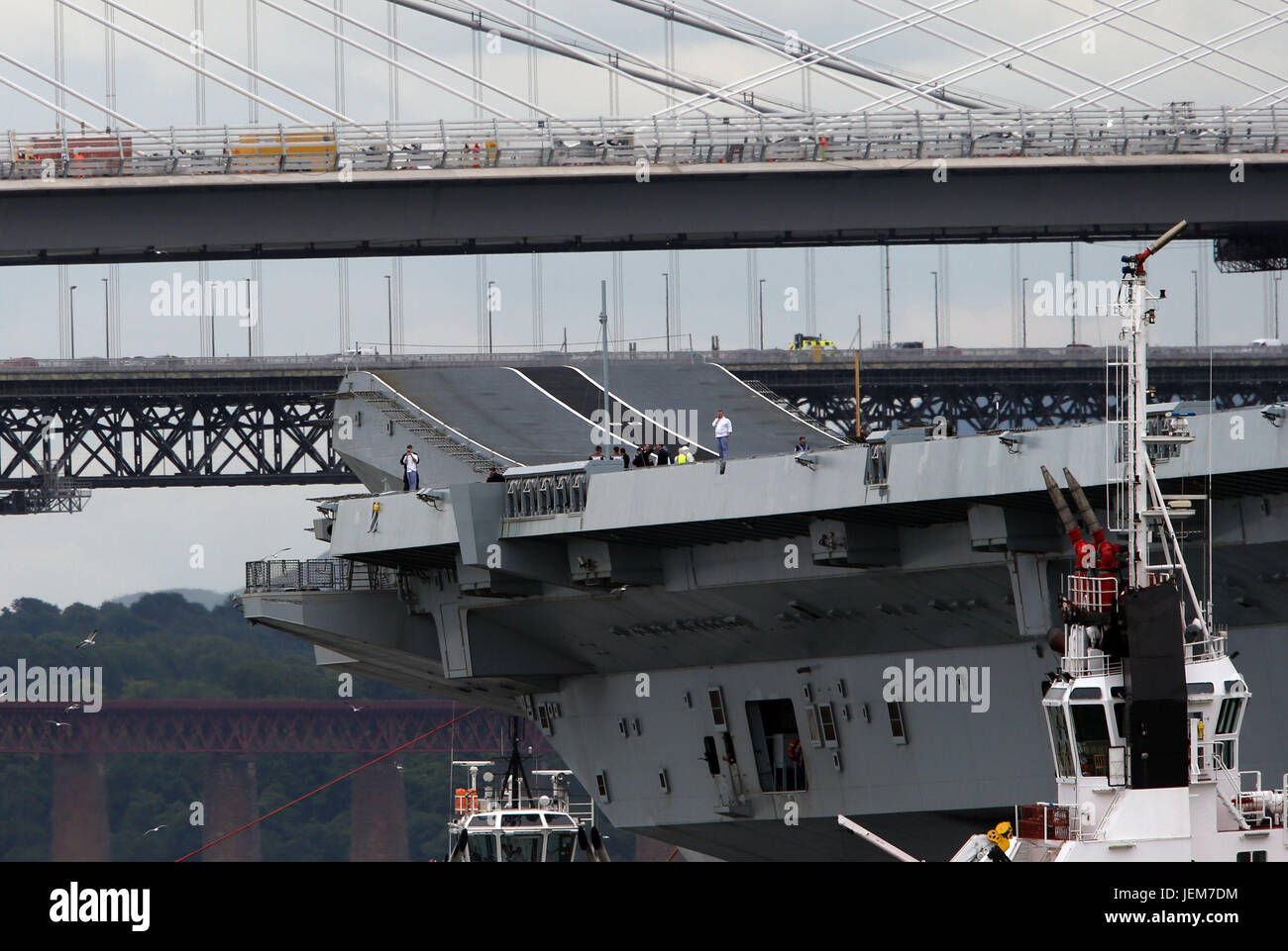 HMS Queen Elizabeth, einer der zwei neue Flugzeugträger der Royal Navy auf den Firth of Forth nach Rosyth Dockyard in der Nähe von Edinburgh verlassen ihre Würdigkeit Probefahrten beginnen. Stockfoto