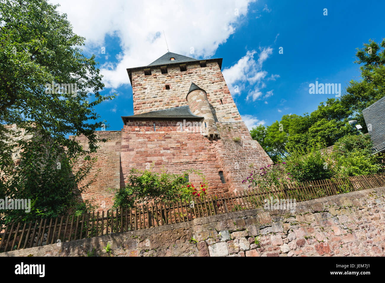 Der Wohnturm und Garten des Schlosses Burg Nideggen in der Eifel, Deutschland Stockfoto