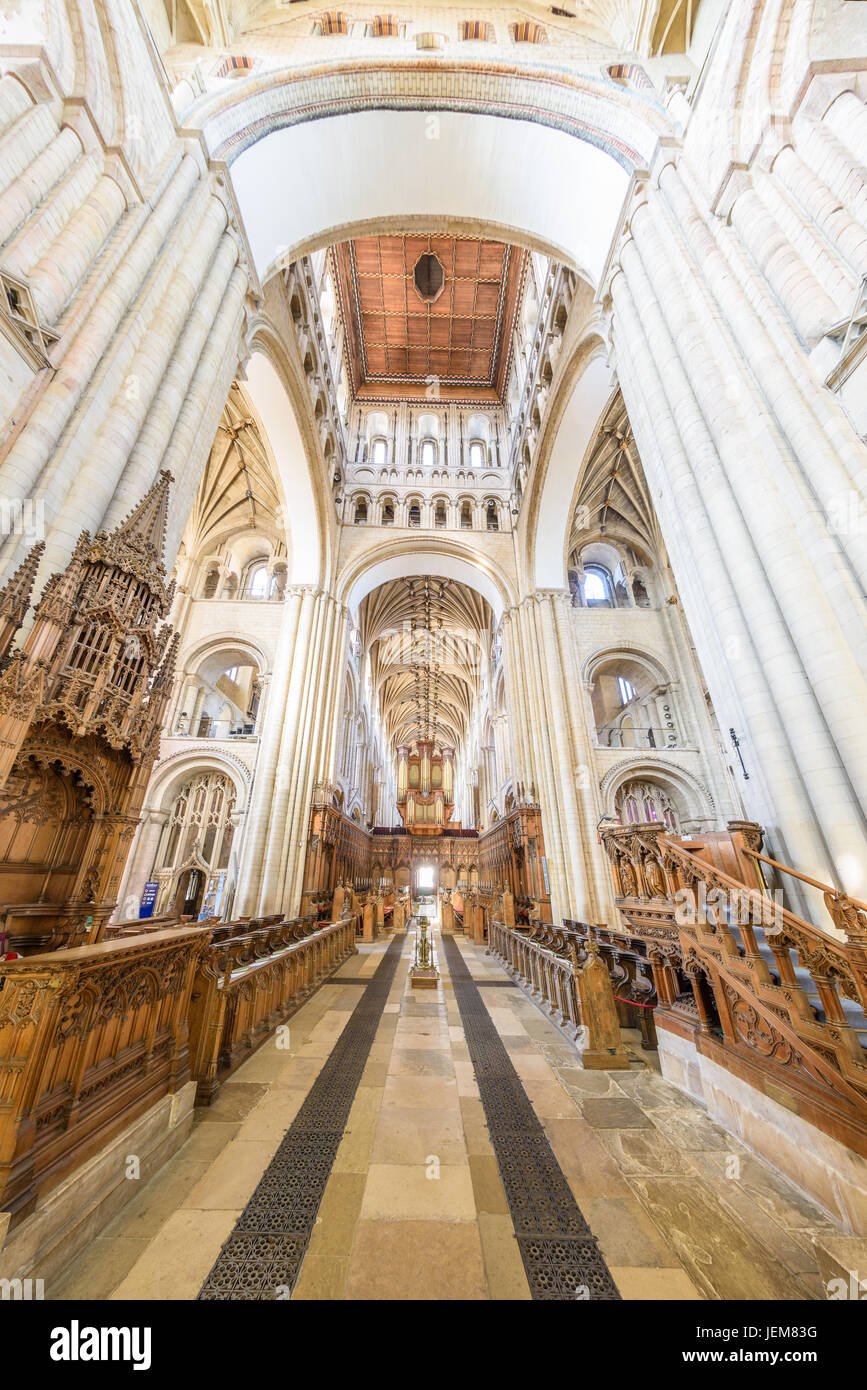 Überqueren die Nord-und südlichen Querschiff an der Kreuzung von dem Chor und dem Presbyterium (Chor/Sanctuary) in der christlichen Kathedrale von Norwich, Norfo Stockfoto