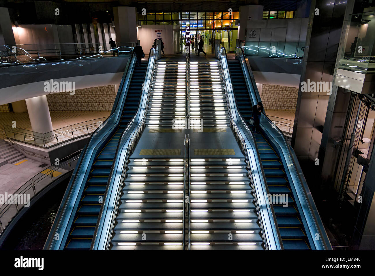 Kanazawa, Japan - 24. April 2014: Rolltreppe in den Hauptausgang in Kanazawa Station. Kanazawa-Station ist eine wichtige Stockfoto