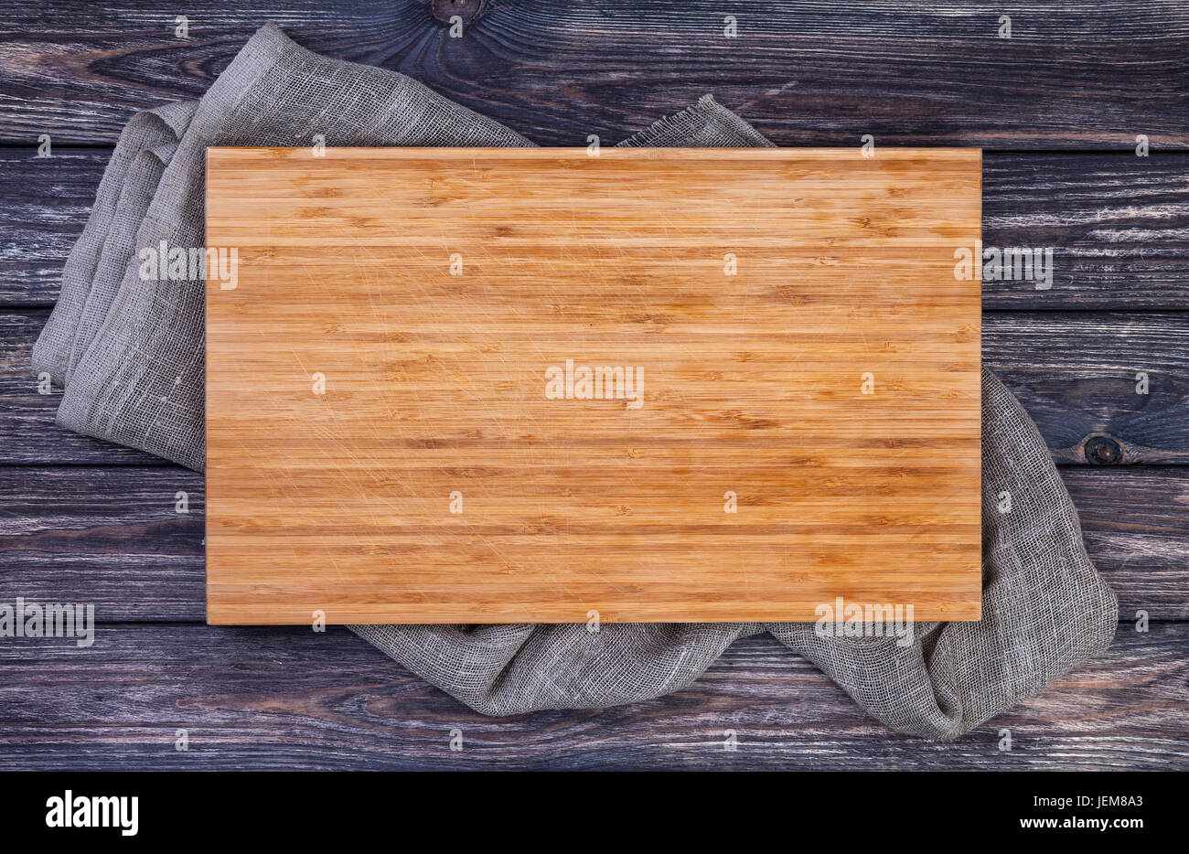 Serviertablett über alten Holztisch, Schneidbrett auf dunklem Holz, Ansicht von oben Stockfoto