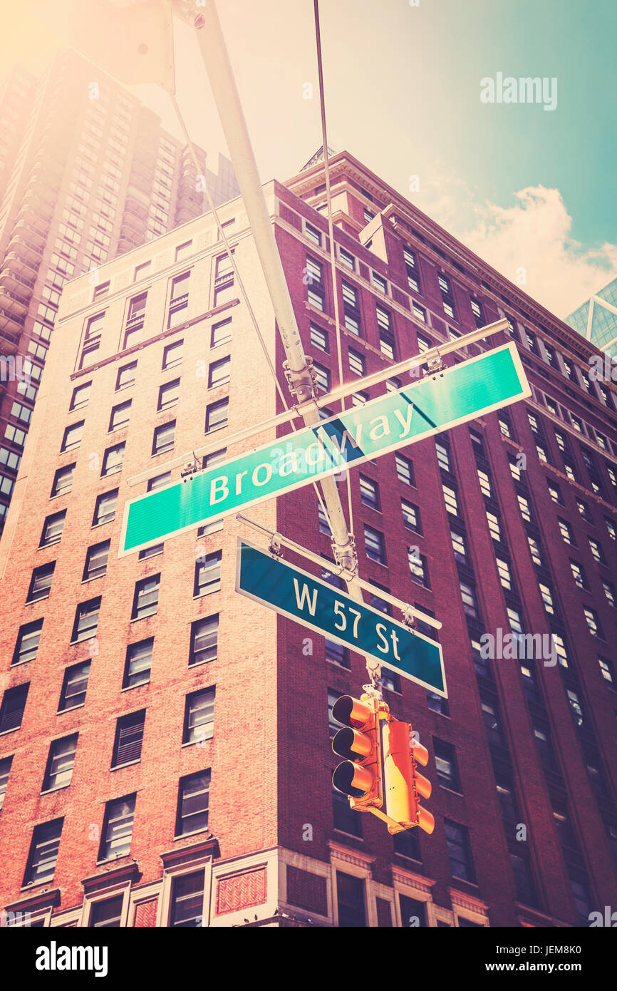 Vintage straff West 57 Street und Broadway Street in Manhattan, New York City, USA unterzeichnet. Stockfoto