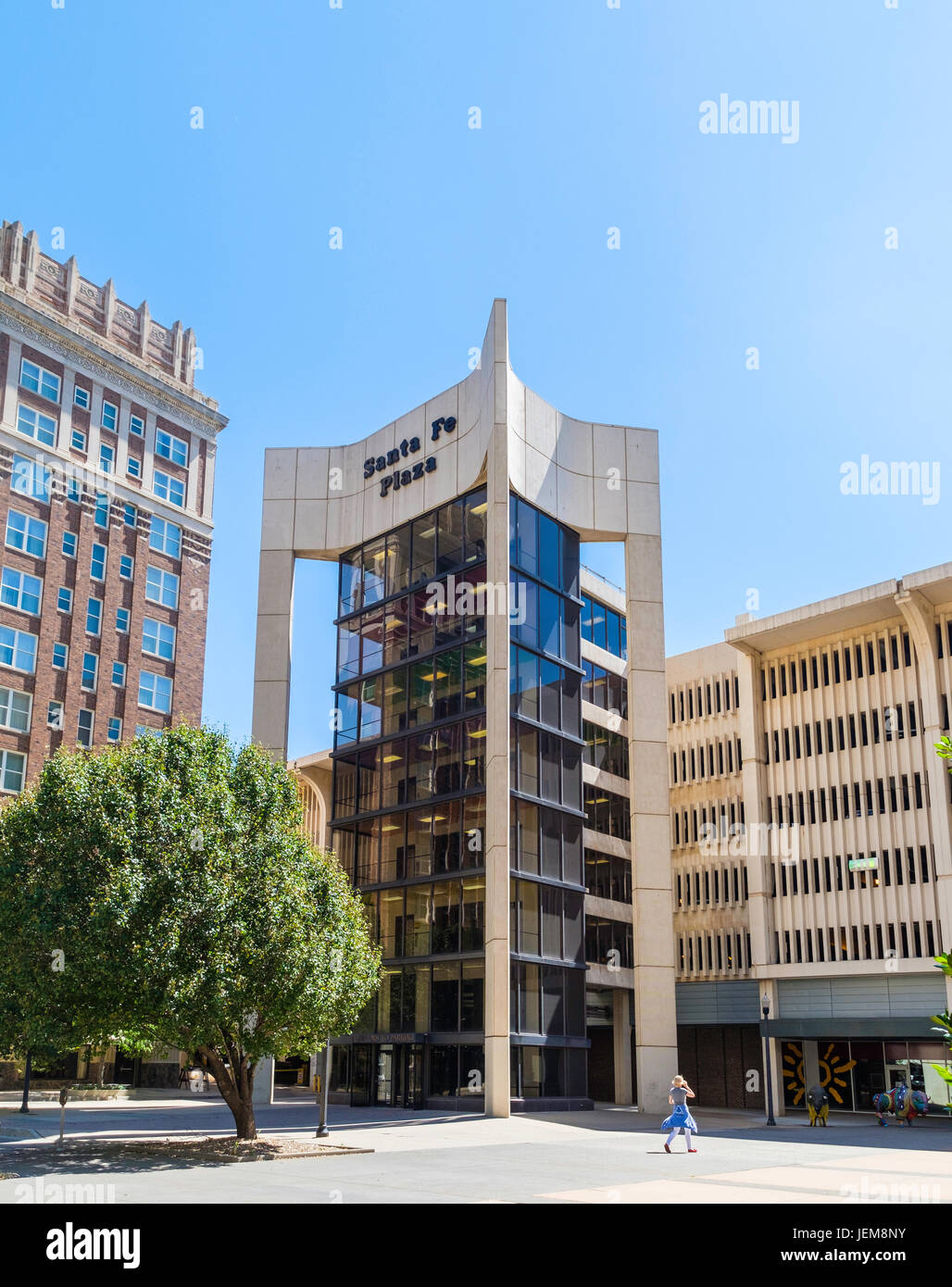 Santa Fe Plaza Tower und Parkhaus in der Nähe von Skirvin Hotel in der Innenstadt von Oklahoma City, Oklahoma, USA. Stockfoto