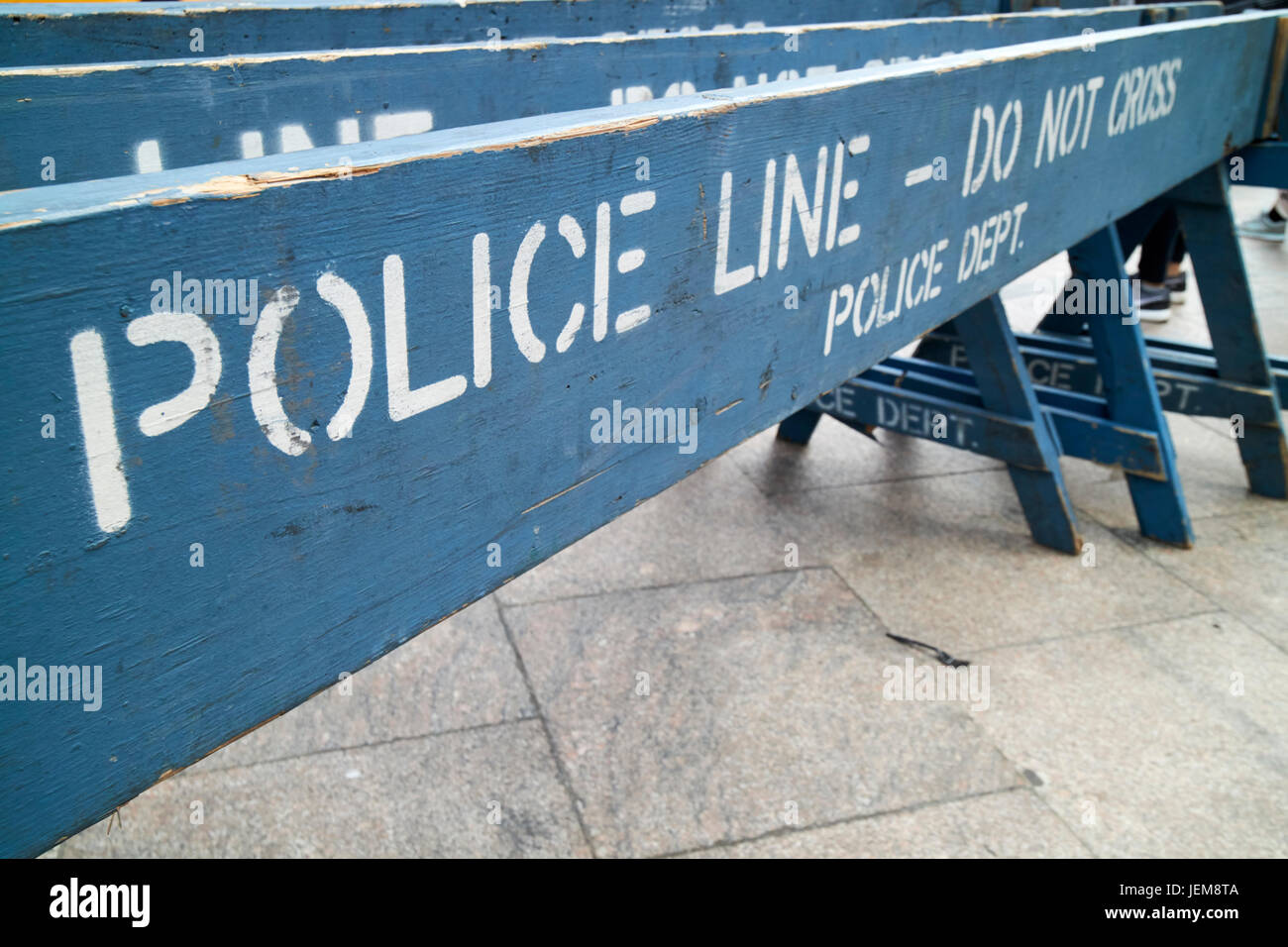 Blau aus Holz Polizeiabsperrung kreuzen nicht Nypd Menge Verkehrssperre New York City USA Stockfoto