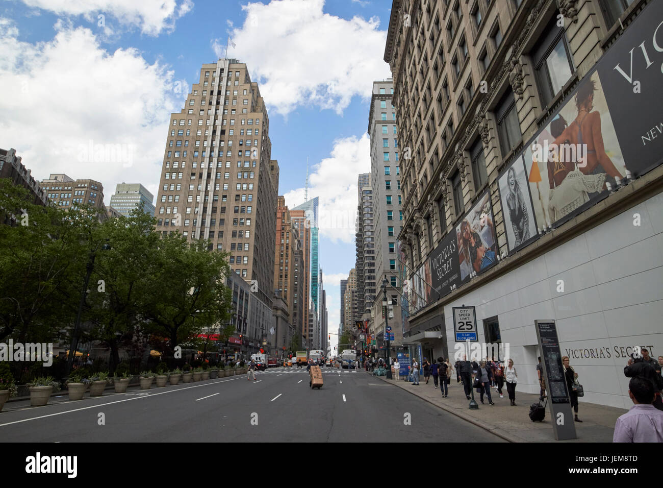 6th Avenue, am Herald Square New York City USA nachschlagen Stockfoto