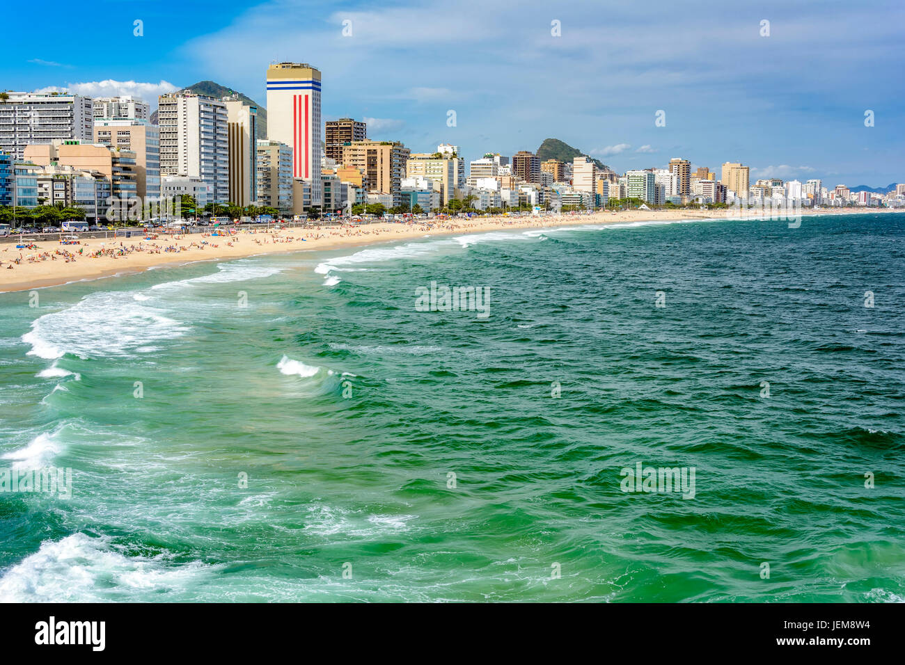 Leblon-Strand in Rio De Janeiro mit Stadt im Hintergrund Stockfoto