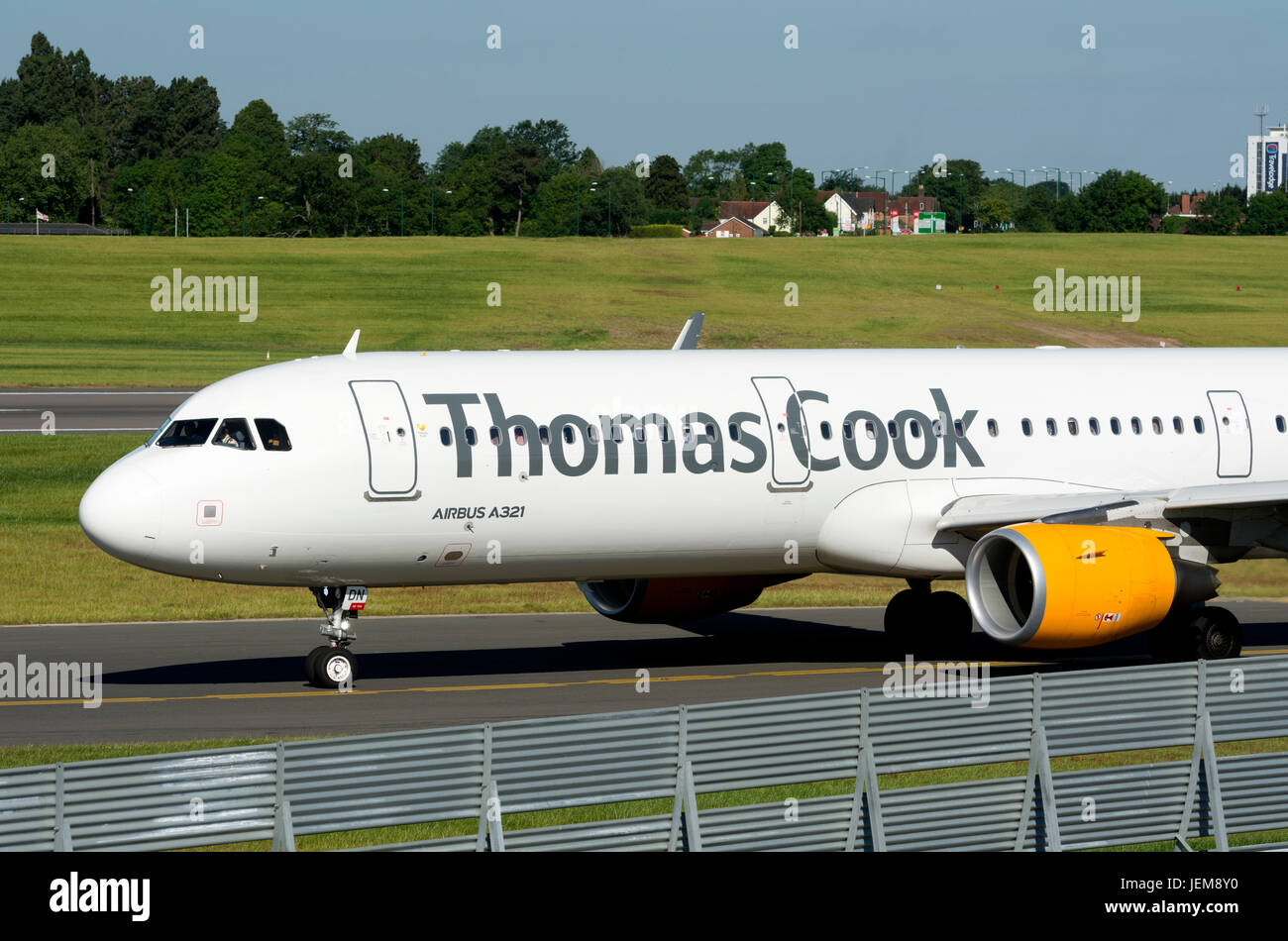 Thomas Cook Airbus A321 Rollen am Flughafen Birmingham, UK (G-TCDN) Stockfoto