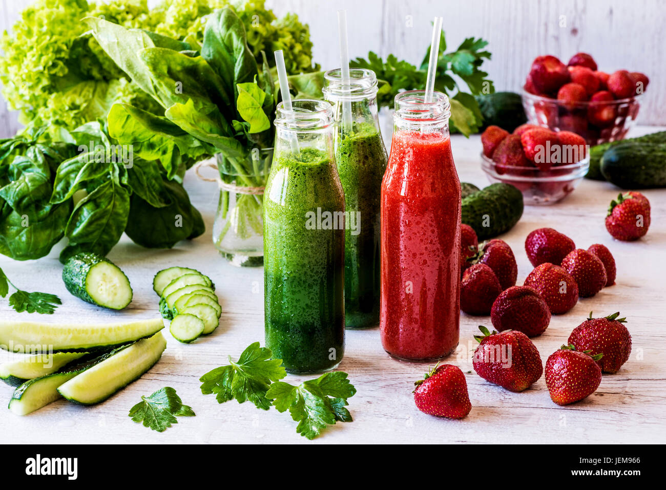 Frische grüne Smoothies und Erdbeer Smoothie mit Zutaten auf einem hölzernen Hintergrund. Gesunde Entgiftung Getränke. Stockfoto