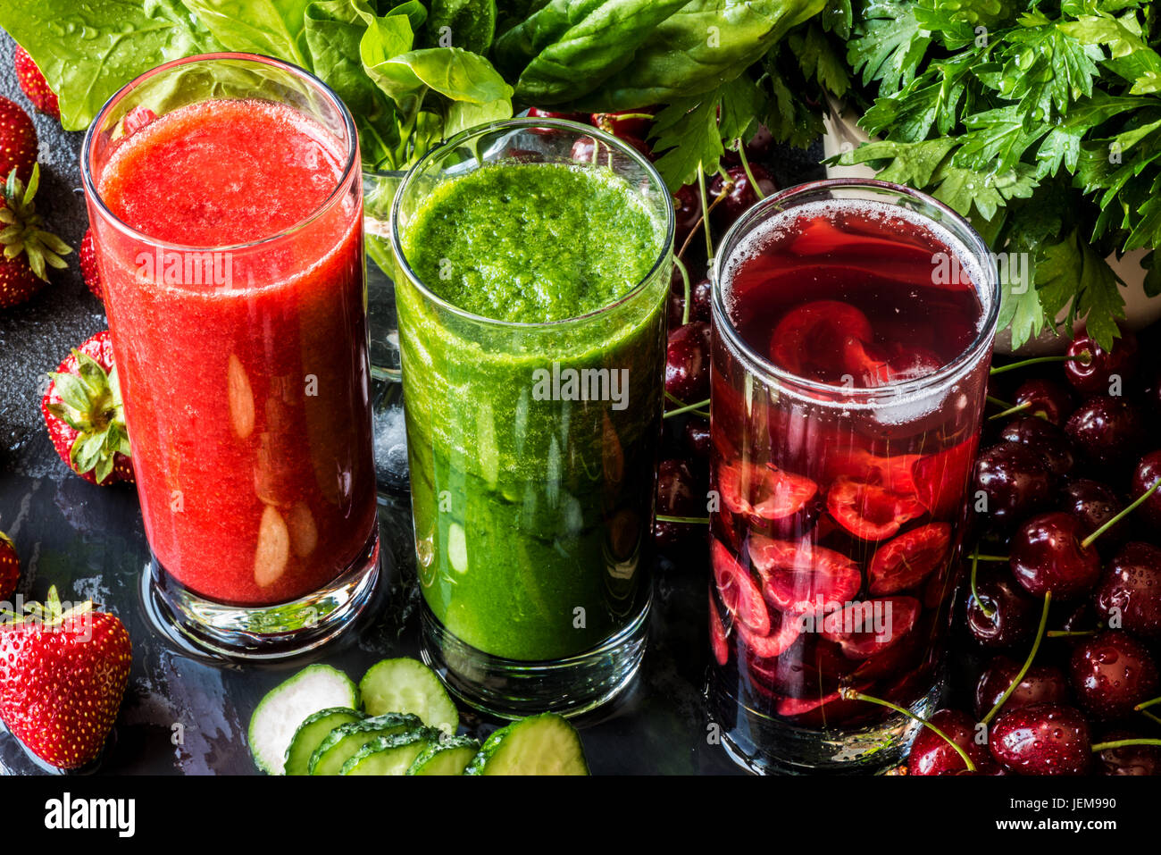 Erdbeer Smoothie. Detox Wasser mit Kirschen und grünen Smoothie mit Zutaten. Gesunde Entgiftung Getränke. Stockfoto