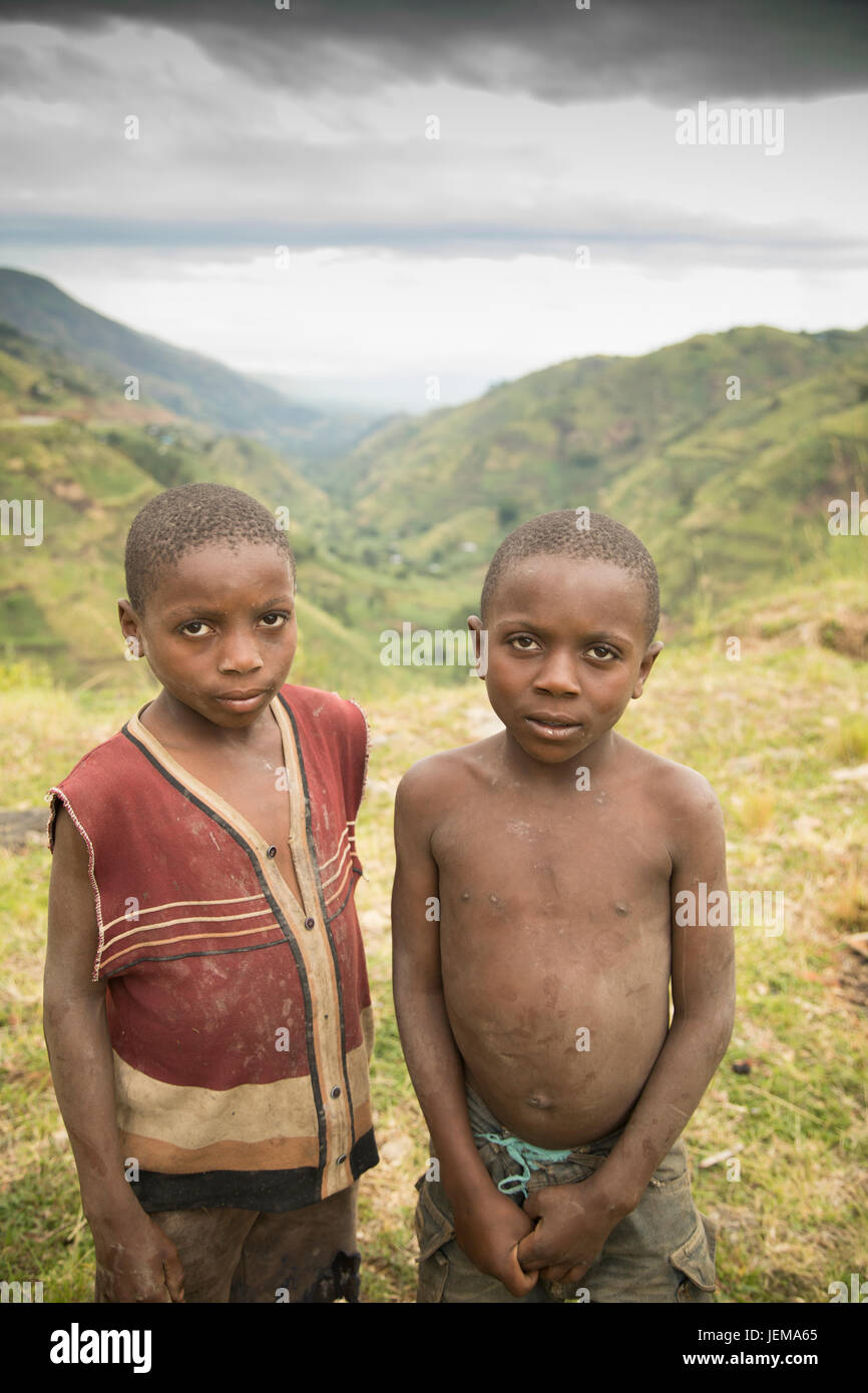 Arme Kinder im Ruwenzori-Gebirge, Uganda. Stockfoto